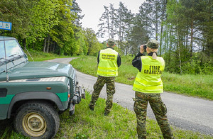 {Ciekawski turysta został ukarany 100 zł mandatem za wejście na pas drogi granicznej.}