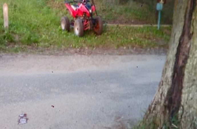 {Mężczyzna jadący quadem uderzył w drzewo. Ranny został także jego 11-letni brat.}